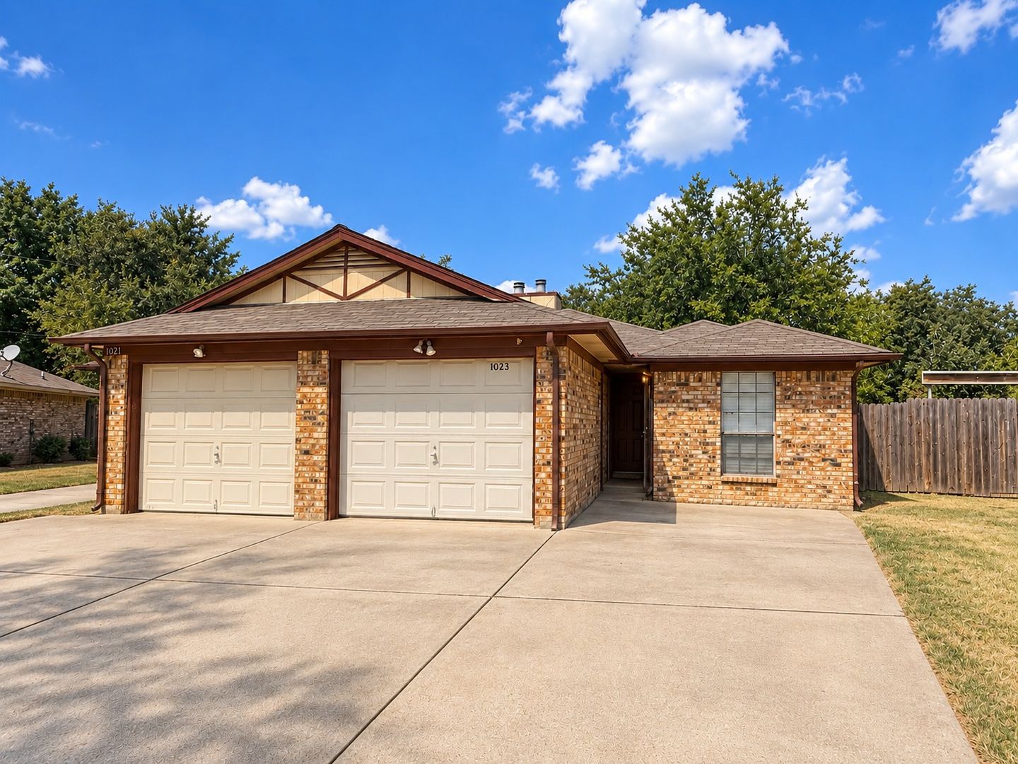 Irving Apartment: 1021-1023 Vera Court