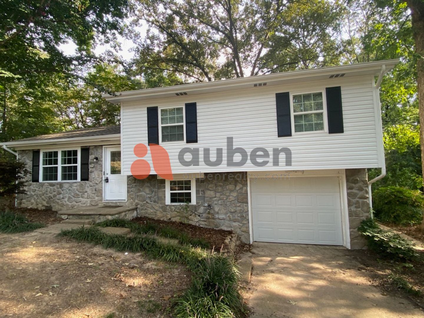 Hixson House: 1529 N Chester Road