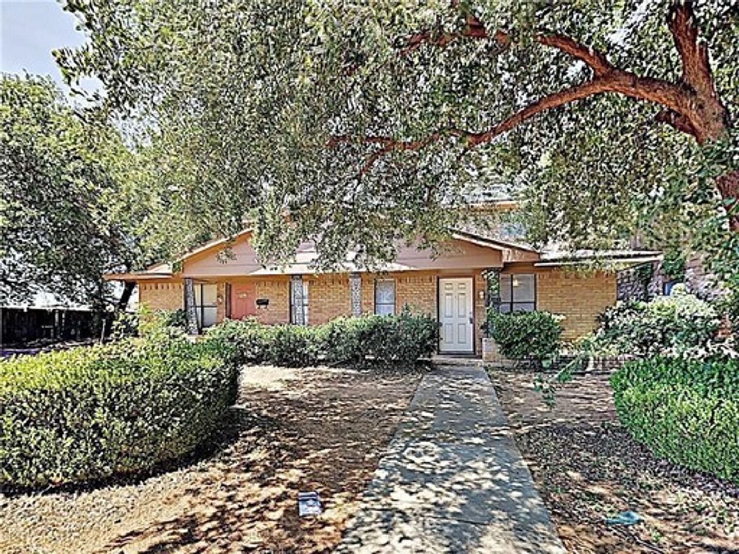 Irving Apartment: 919-921 West Rochelle Road