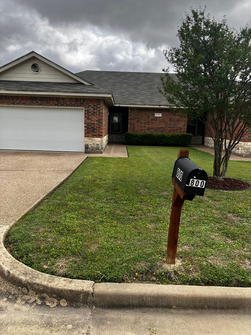 Robinson Apartment: 800-804 Quarter Horse Trail