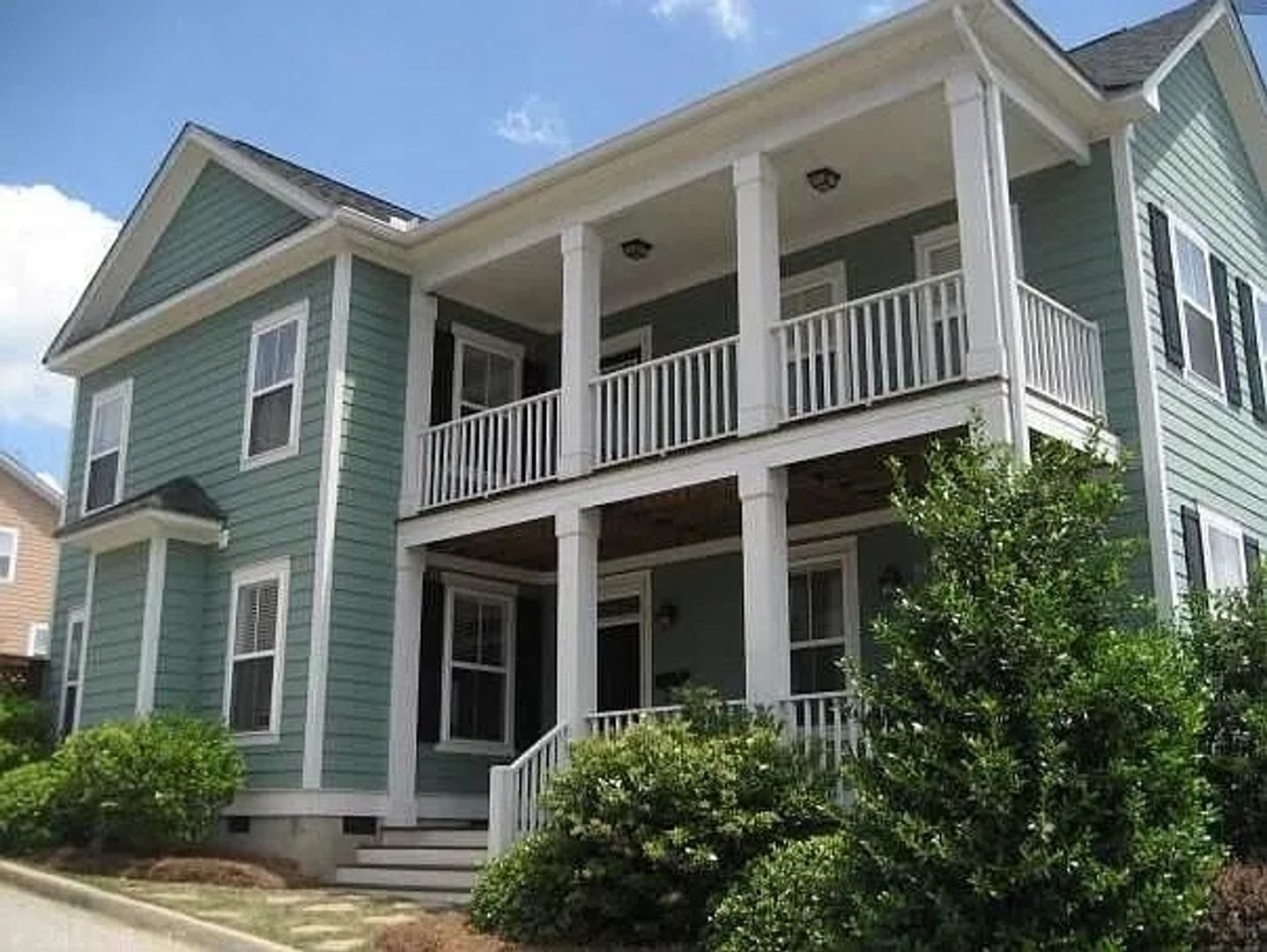 Columbia House: 100 Taylors Hill Dr