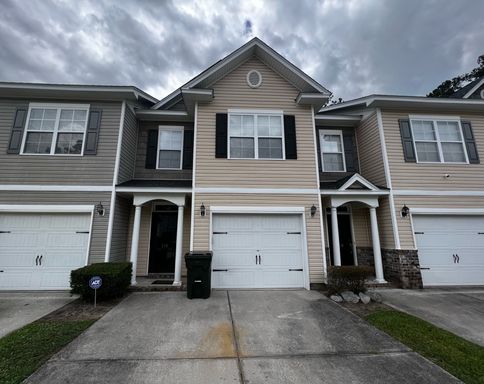 **Spacious 3-Bedroom Townhome in Berkeley Commons** – photo 1