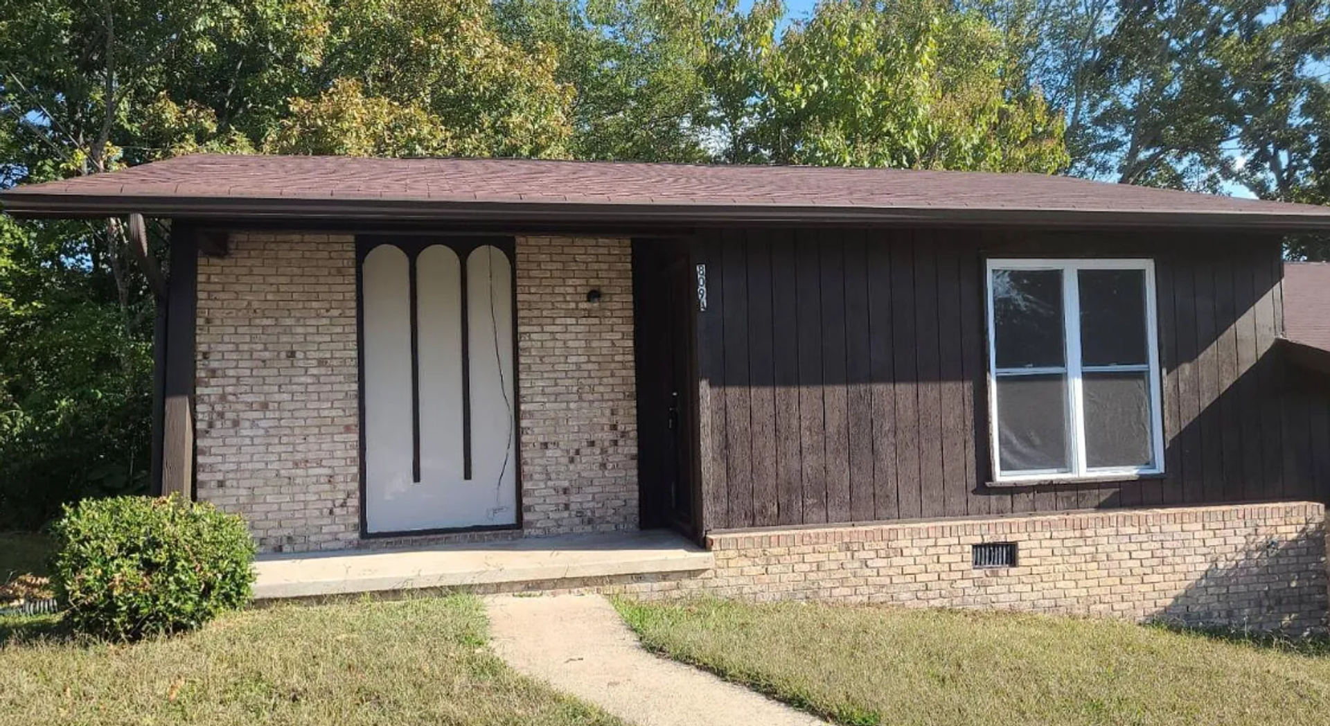 Hisxon House: 809 Forest Dale Lane