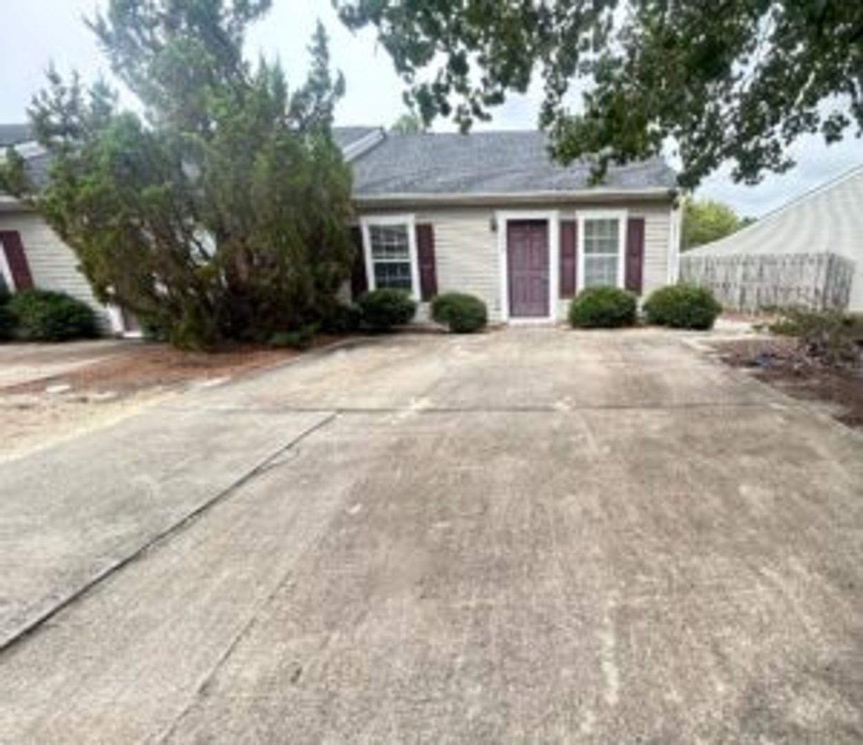 Columbia House: 220 Deer Hound Trl