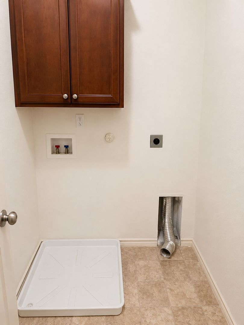Laundry room at 907 Parkplace Ridge