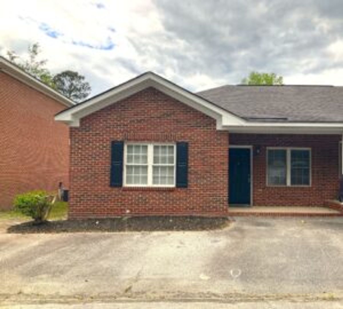 Lexington Apartment: 313 W Main St