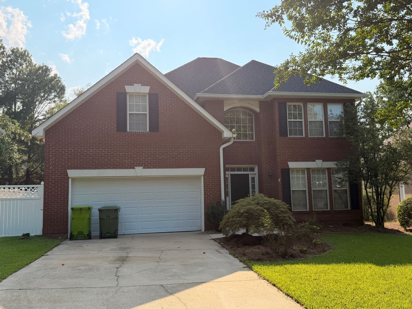 Columbia House: 22 N Sweetbriar Ln