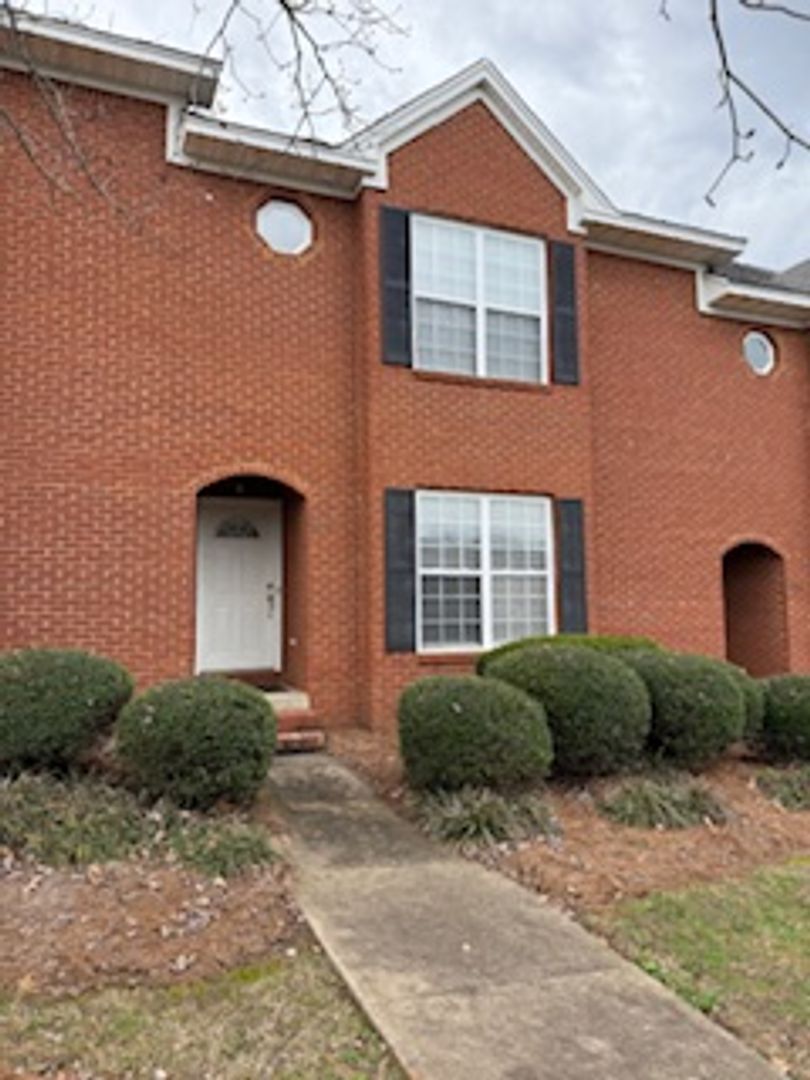 Auburn Townhome: 1257 North Dean Road