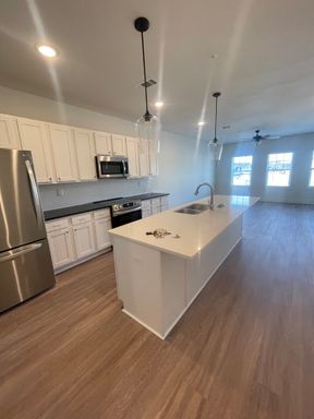 Farmville Lakes Apartments - 605 Cloverdale Drive Unit B302 Auburn, AL 36830 – photo 1