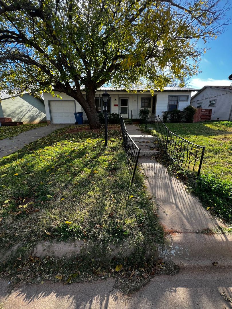Cute 2 Bedroom Home in Sweetwater!