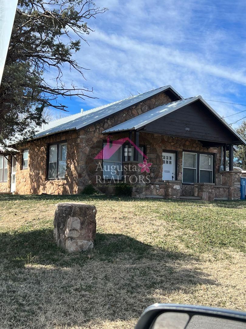Sweetwater House: 1310 Bell St.