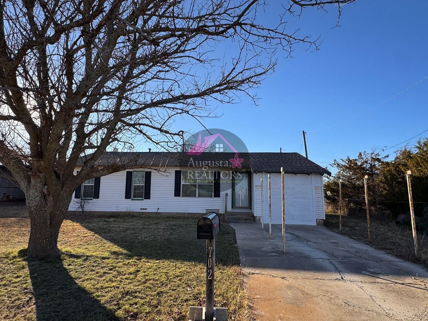 Lawn House: 702 4th