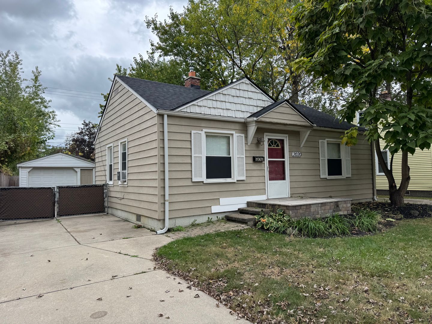 Royal Oak House: 2020 Dallas Ave