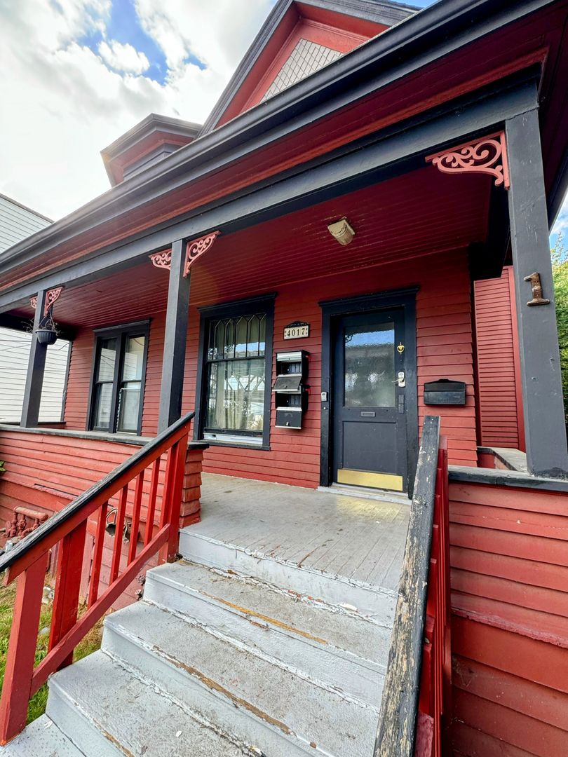 Seattle Apartment: 4017 5th Ave NE