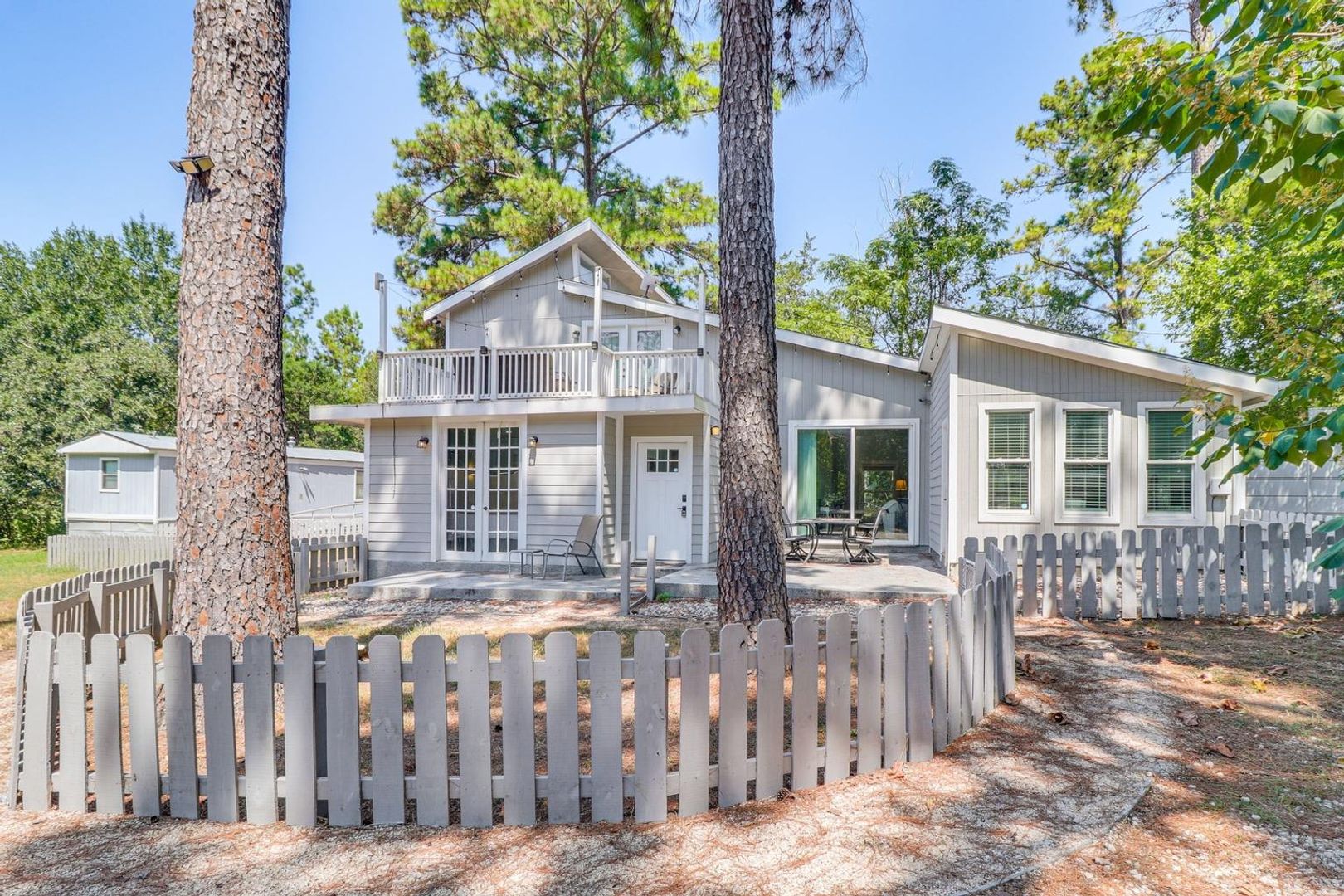 Bastrop House: 372 Plum Street