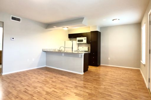 ONE MONTH FREE!! Sublease Available 9/7/2026- 8/1/2027 – photo 1