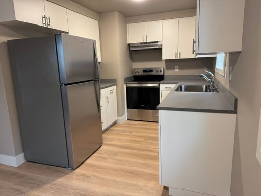 MOVE IN SPECIAL 1/2 OFF FIRST MONTHS RENT / Remodeled Tri plex with large yard – photo 1