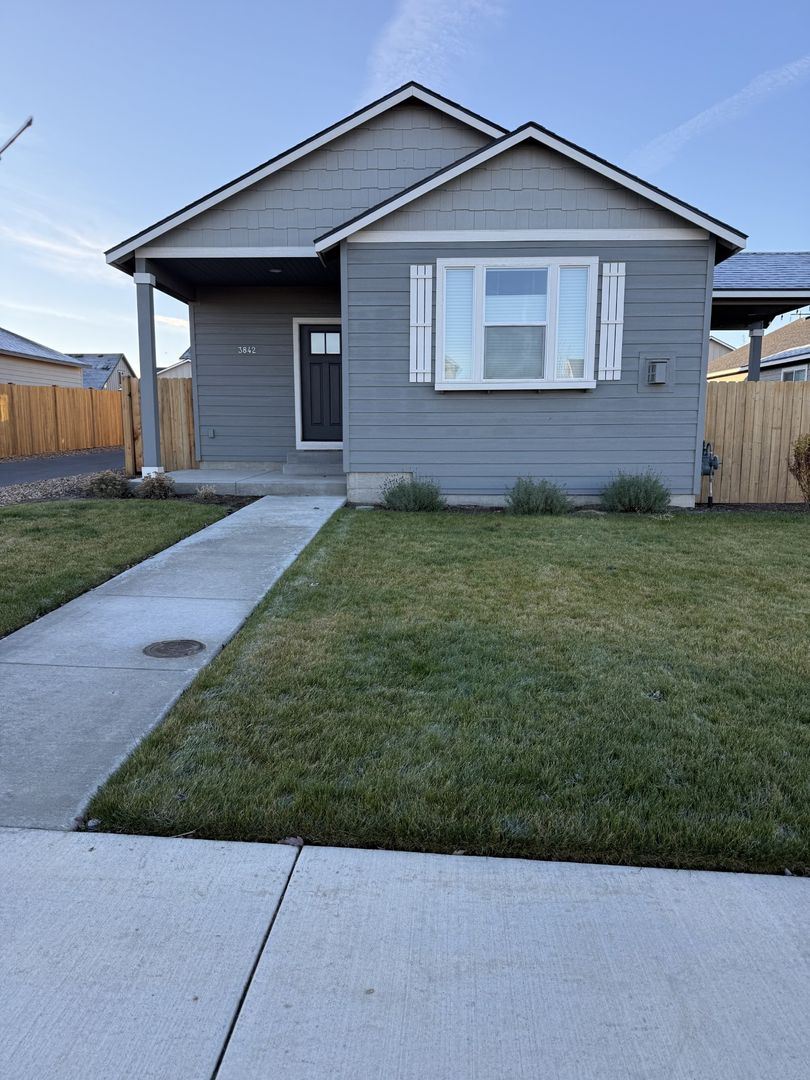 Redmond House: 3842 SW Metolius Ave