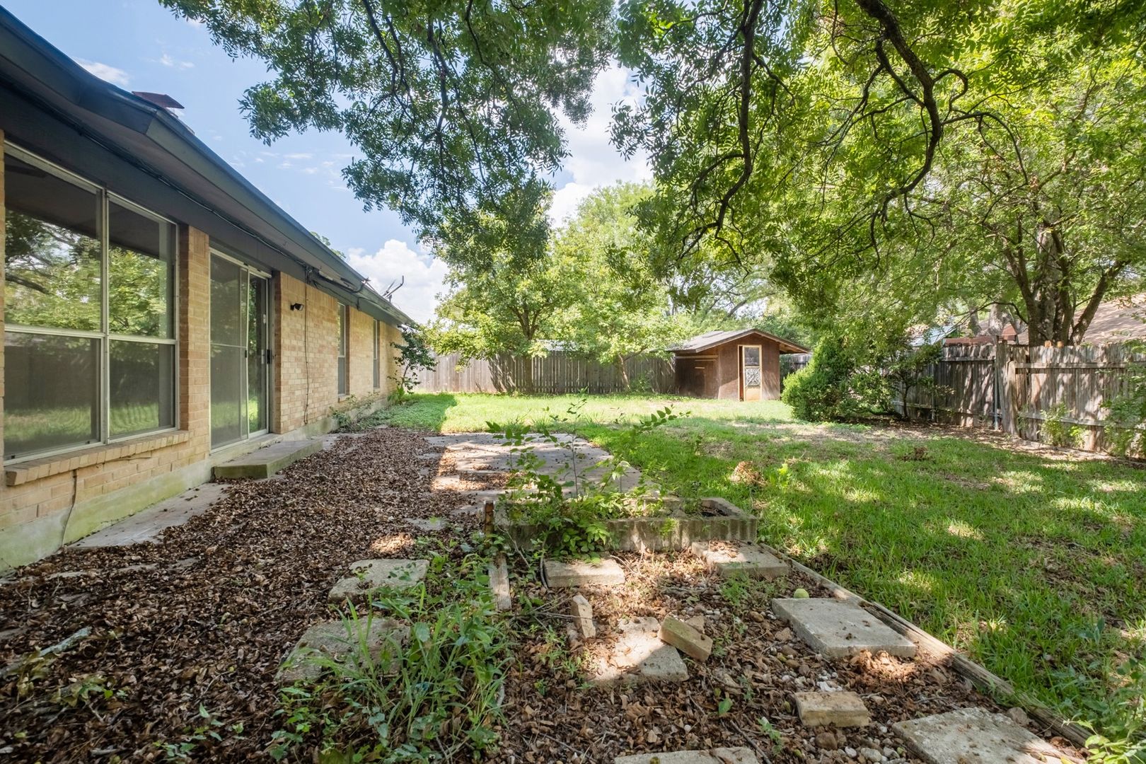 Austin House: 10604 School House Ln