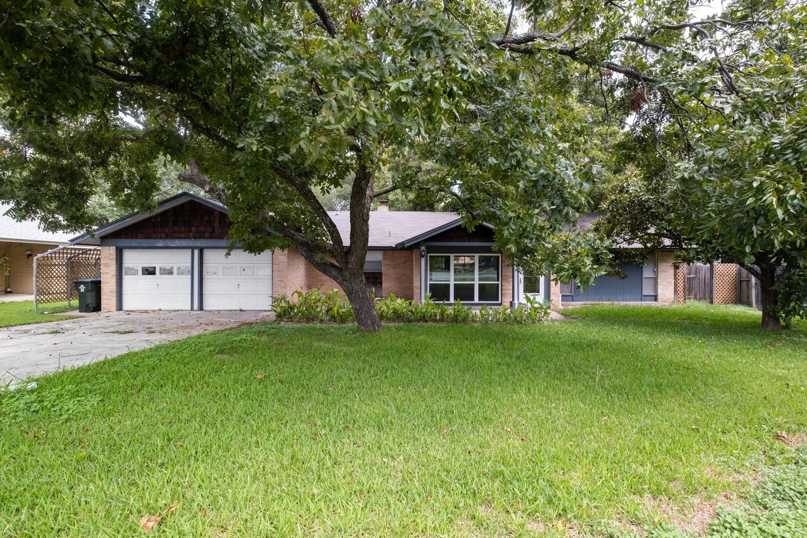 Austin House: 10604 School House Ln