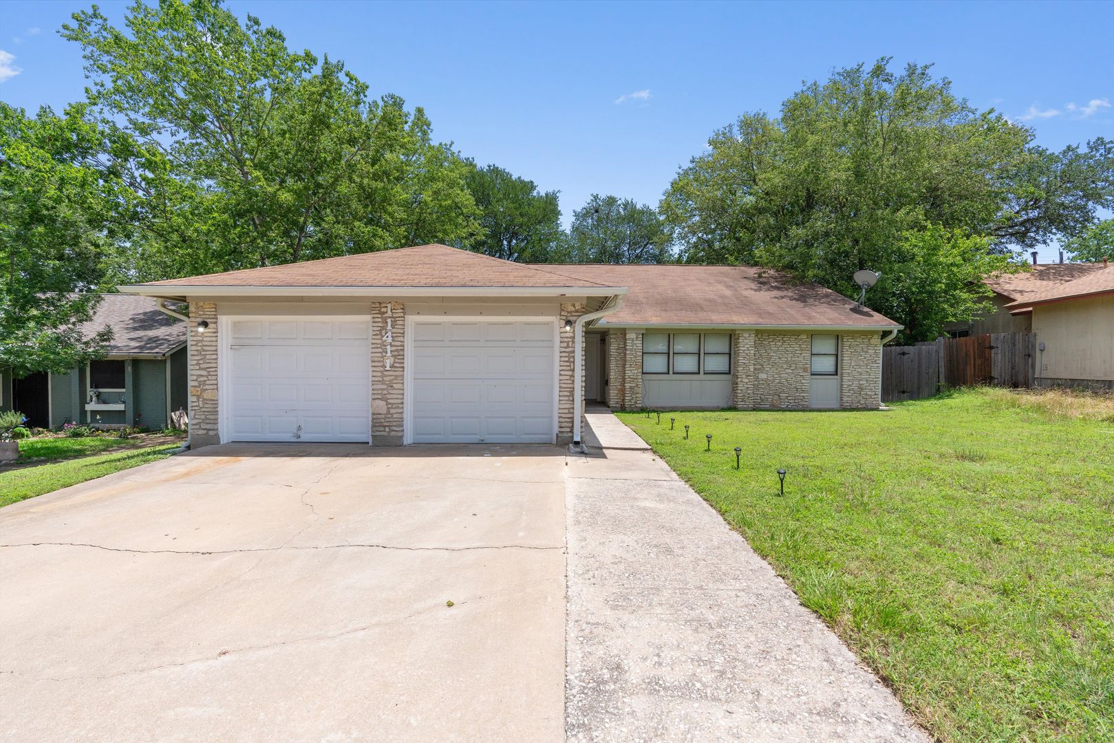 Austin Multiplex: 11411 Walnut Ridge Dr