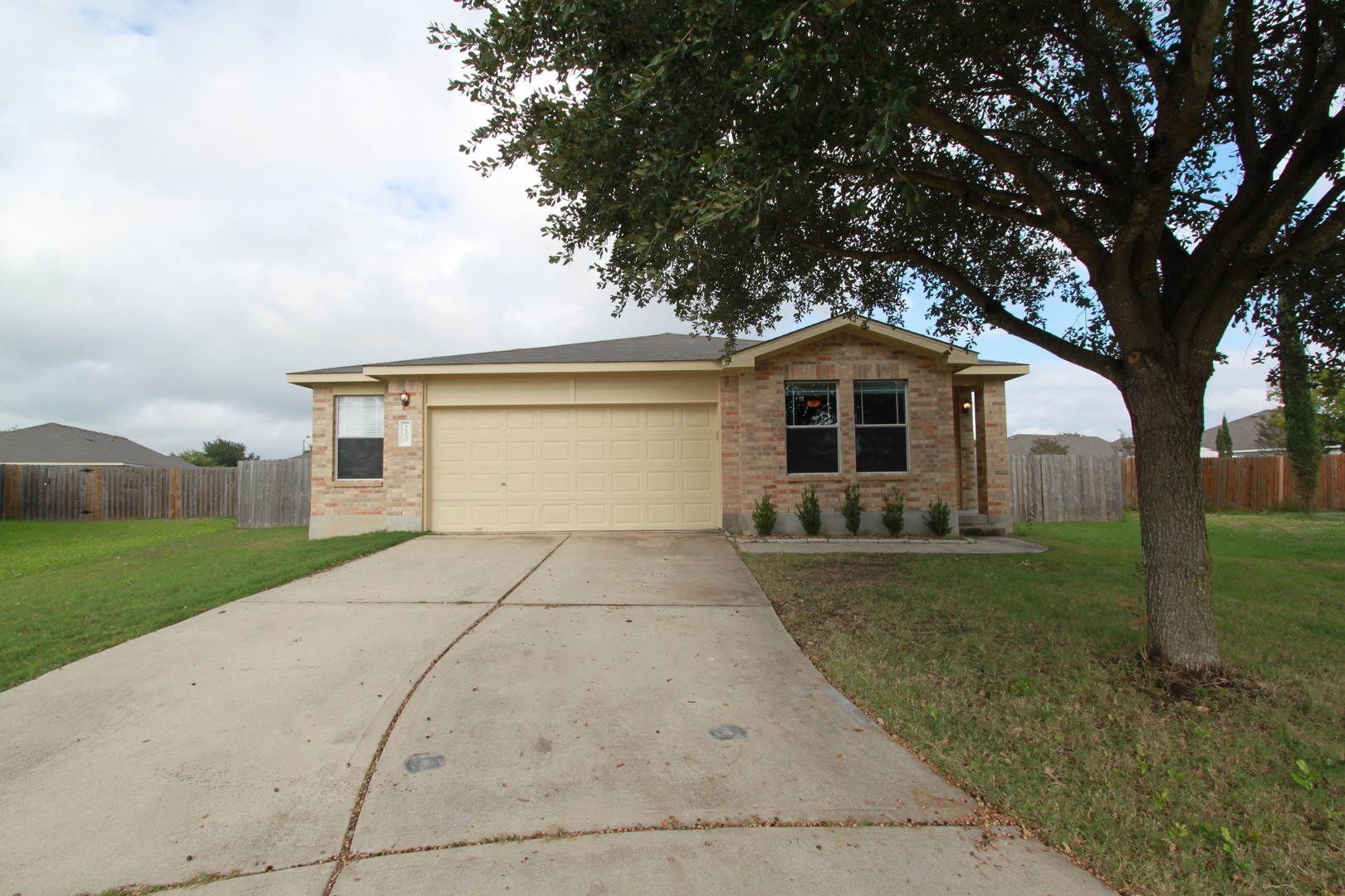 Hutto House: 220 Madison Ln