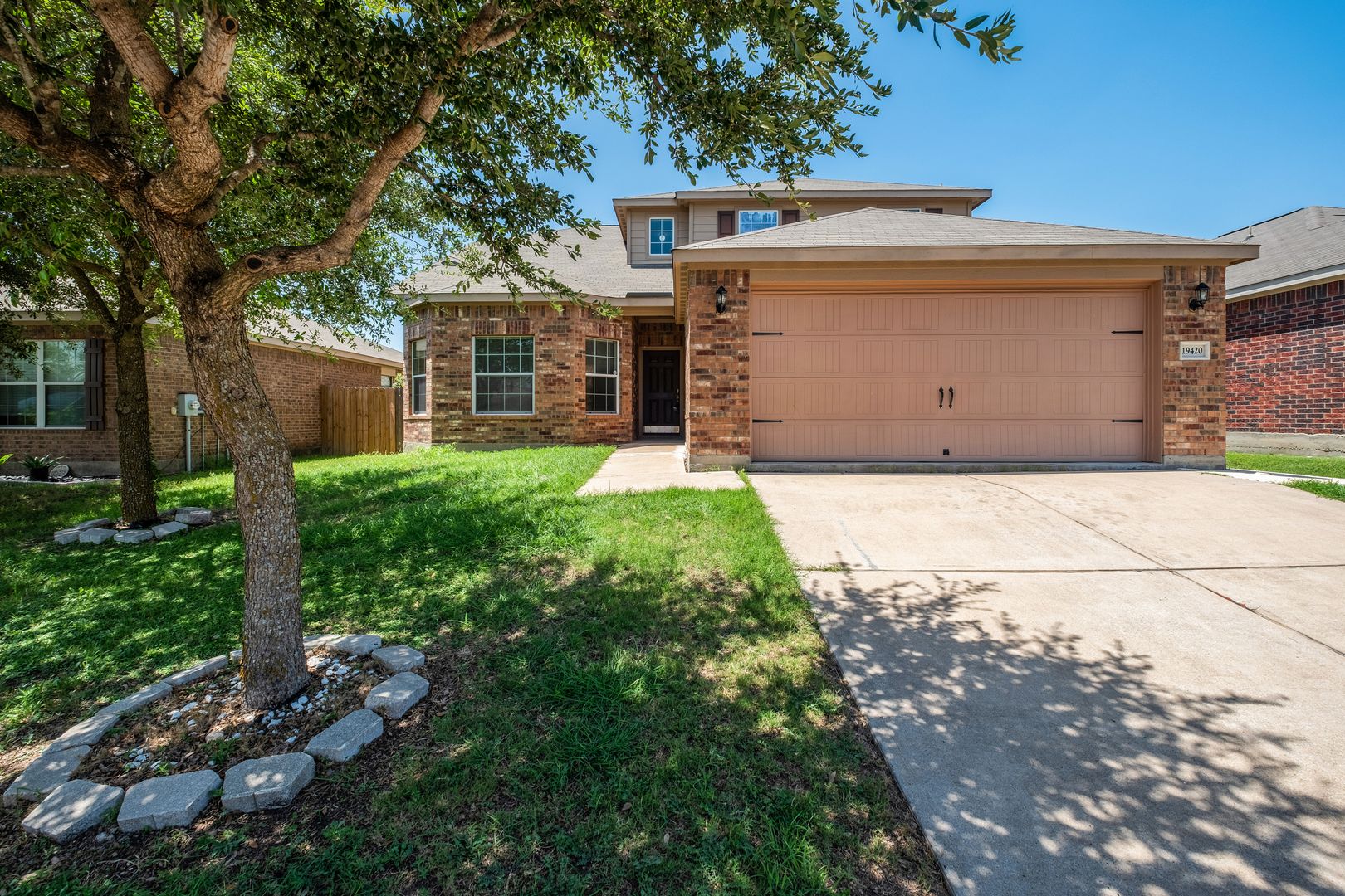 Manor House: 19420 James Manor St