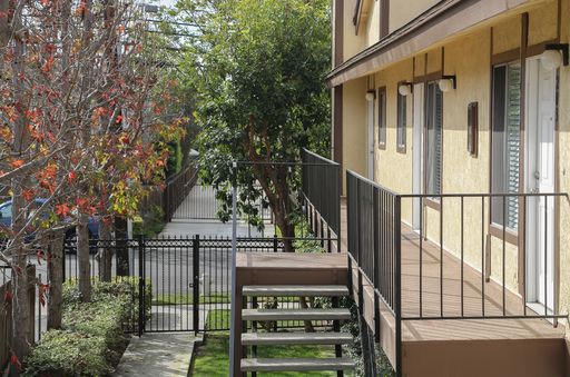 Spacious & bright 1 bed/ 1 bath apartment