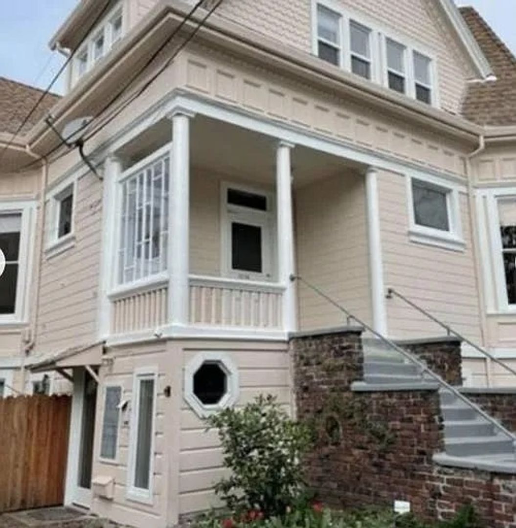 Berkeley Apartment: 2228 McKinnley Ave