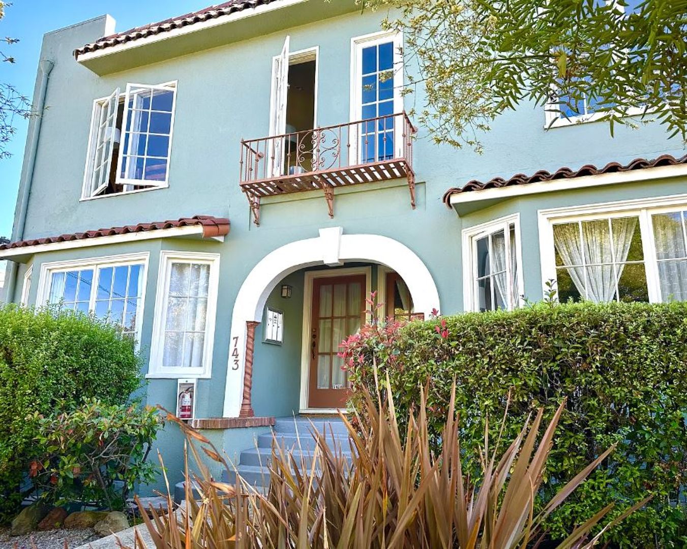 Oakland Apartment: 741-743 Hillgirt Circle