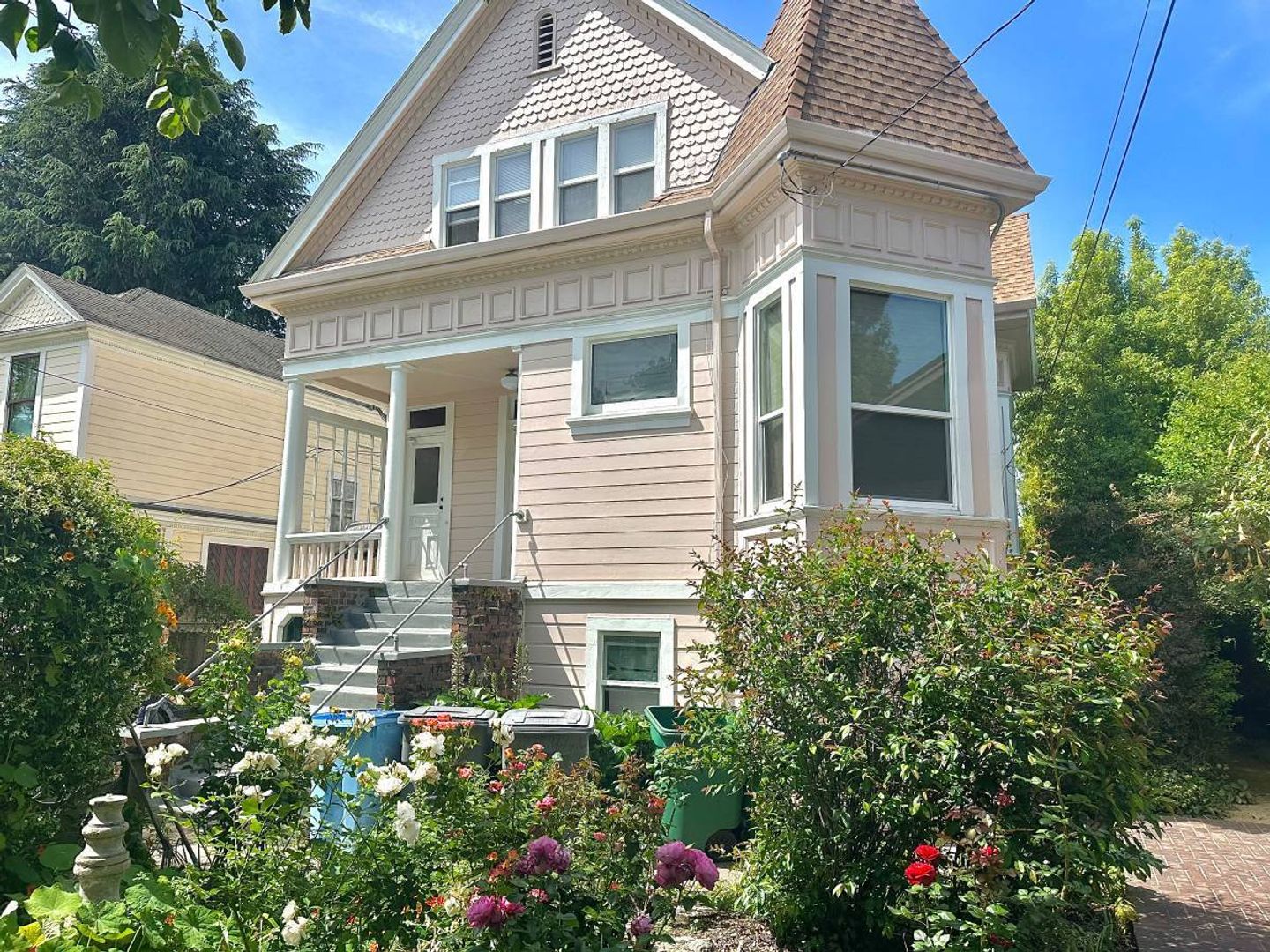 Berkeley Apartment: 2228 McKinnley Ave