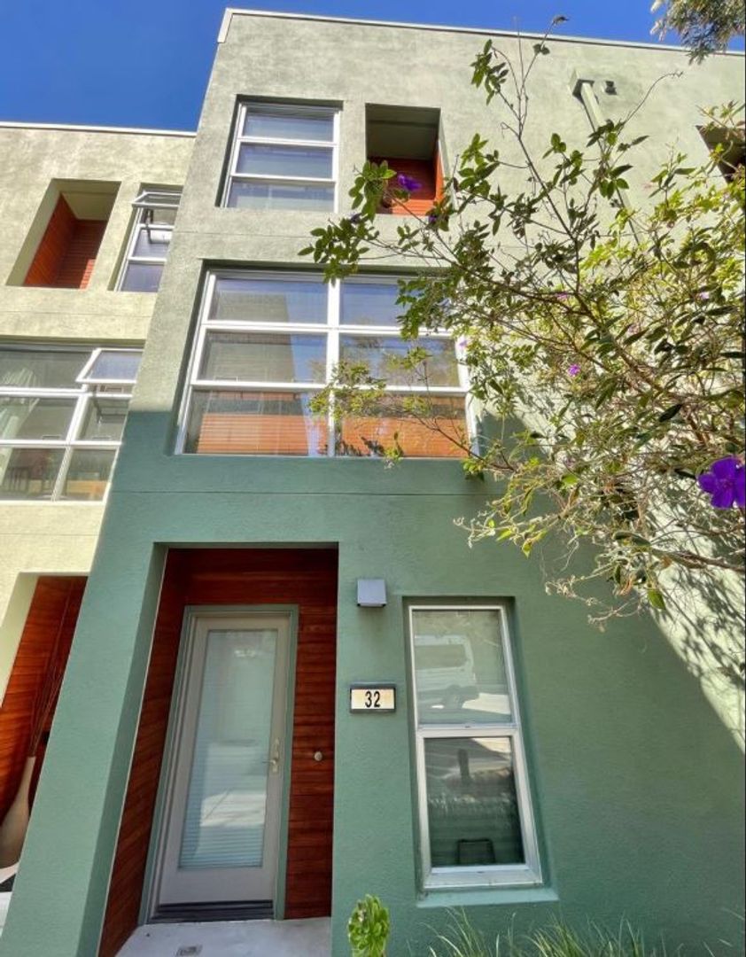 Emeryville Townhome: 32 Glashaus Loop