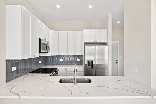 Bright & Spacious 1 Bed / 1 Bath Apartment in Downtown Brookfield