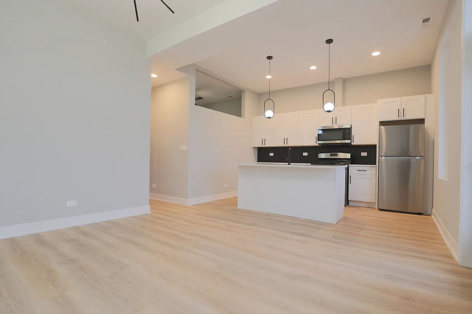 Chicago Apartment: 911-913 South Miller Street