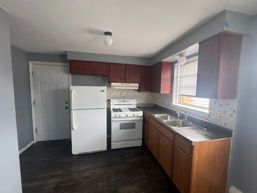 Spacious & Bright 2 Bedroom / 1 Bath Apartment in Midlothian!
