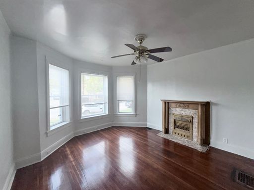 2 Bedroom + Den / 1 Bath Apartment in Oak Park! – photo 1