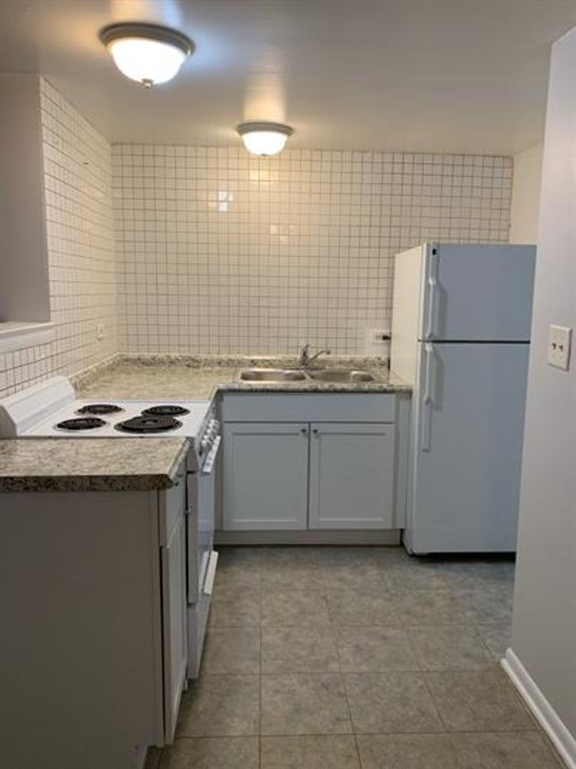 Melrose Park Apartment: 1417 N Broadway Avenue