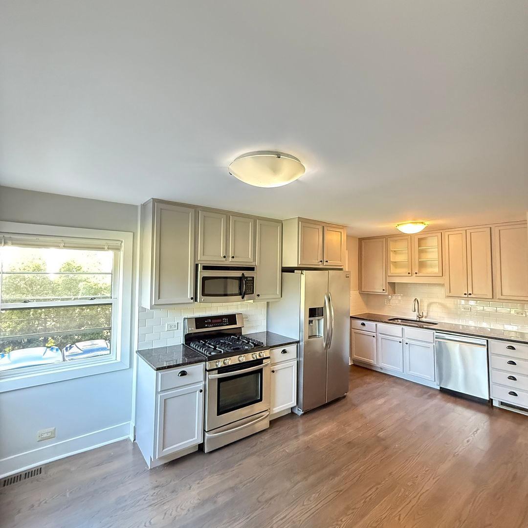 Western Springs Apartment: 4240-44 Gilbert Avenue