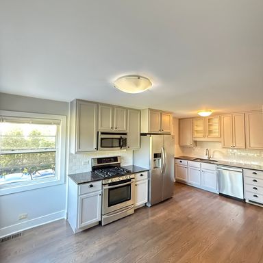 Beautiful 3Bed/ 3 Bath Condo Apartment