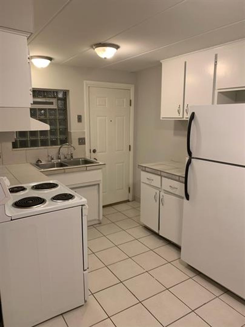 Burnham Apartment: 14446 Torrence Avenue