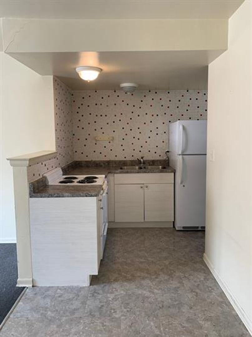 Melrose Park Apartment: 1419 N Broadway