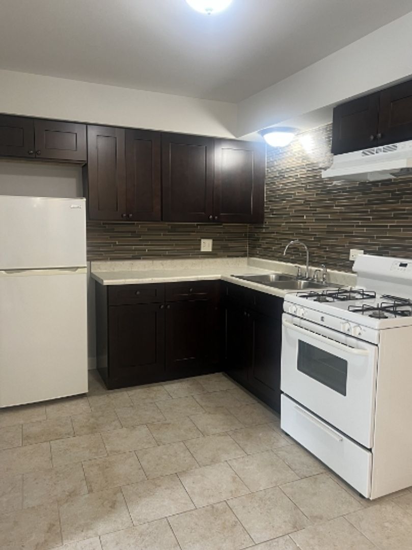 Hickory Hills Apartment: 8641 South 82nd Court