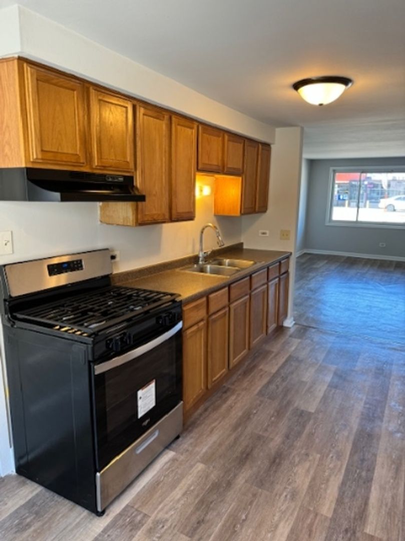 Burnham Apartment: 14507 Torrence Avenue