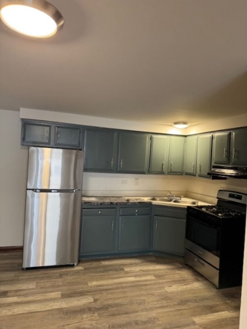 Blue Island Apartment: 1908-16 Vermont Avenue