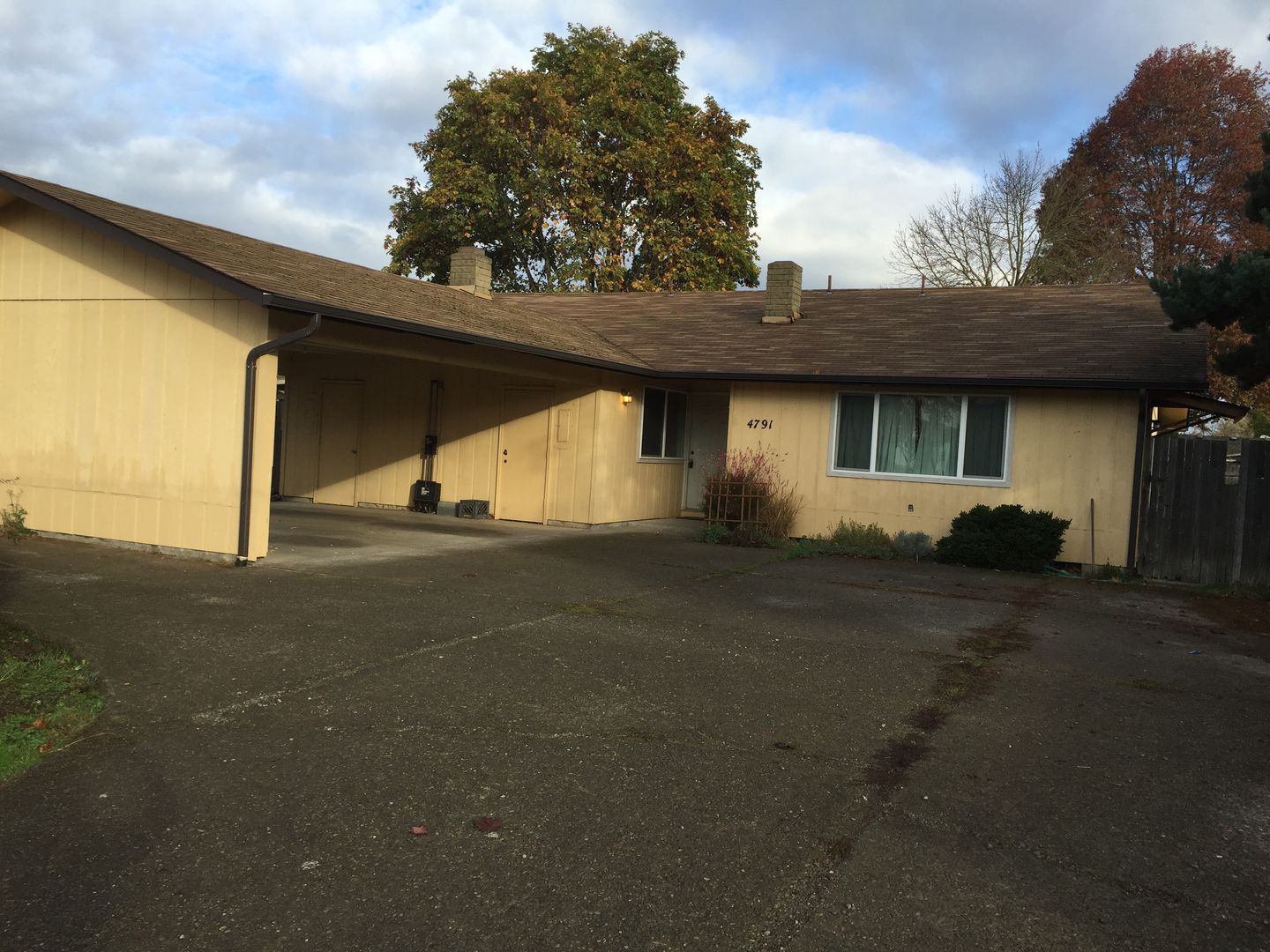 Eugene Apartment: 4791 & 4793 Royal Ave