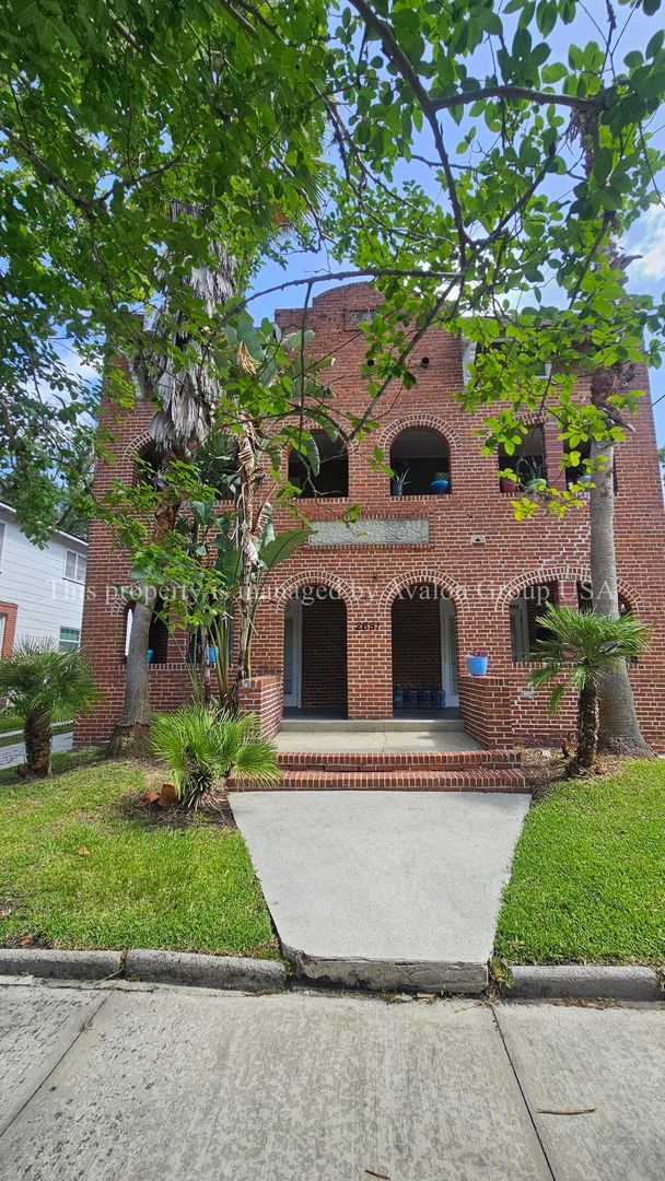 Jacksonville Apartment: College Street