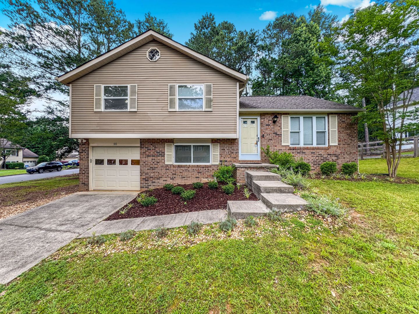 Roswell House: 100 Roswell Farms Court