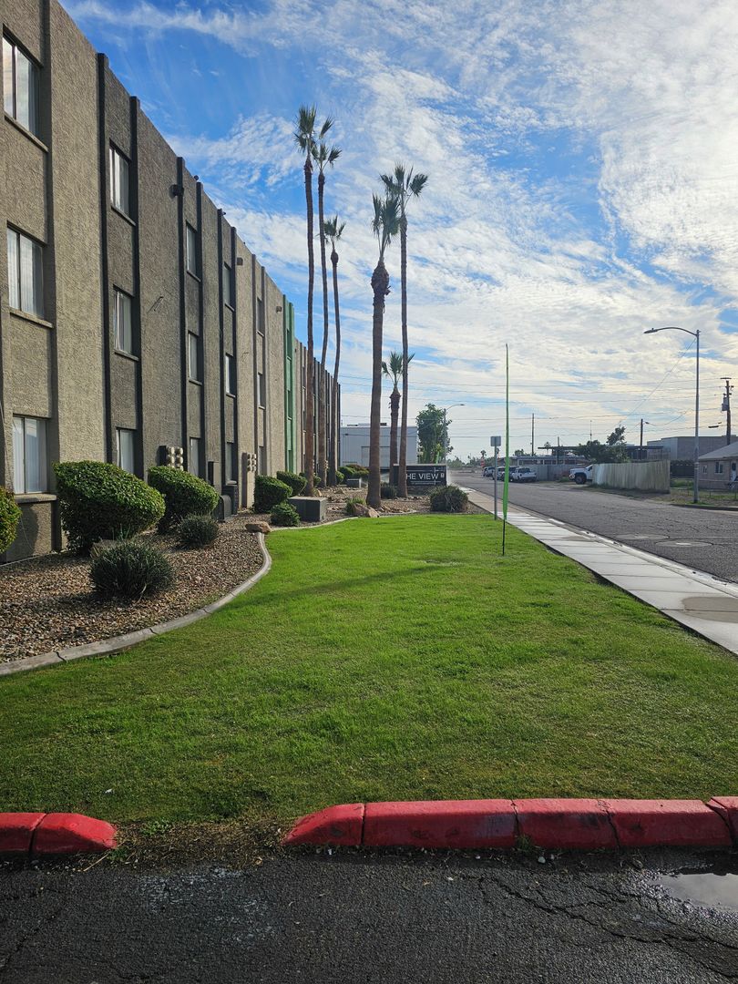 Phoenix Apartment: 9423 N. 17th Ave