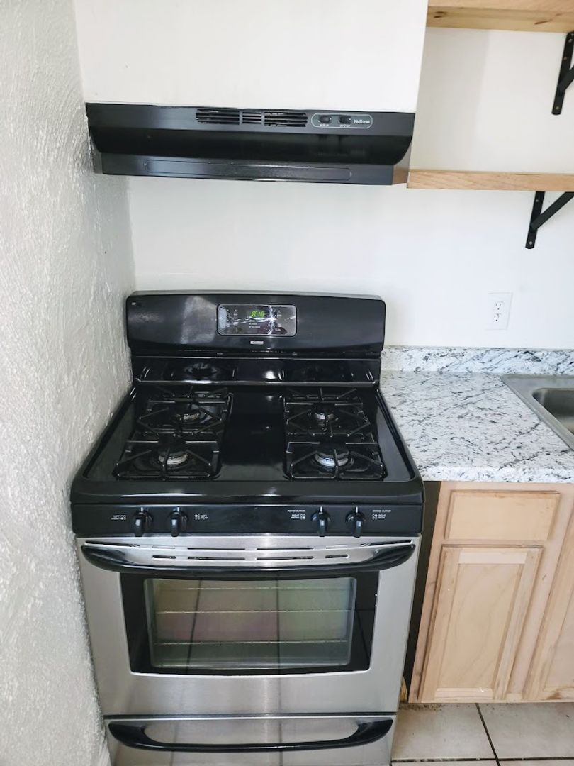Gas range in apartment 03 at 814 East Siesta Drive.