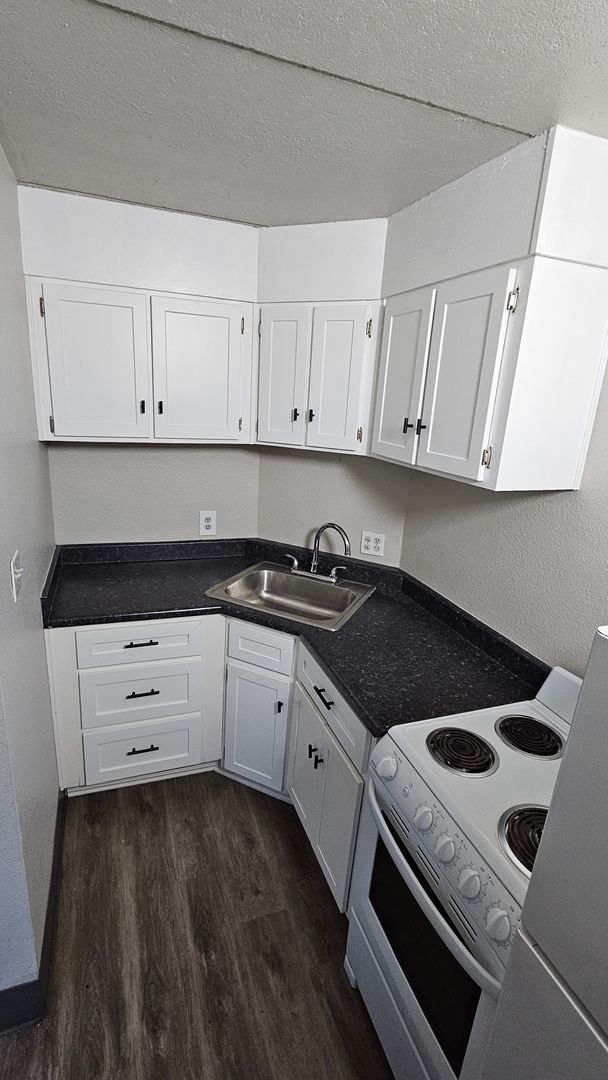 Phoenix Apartment: 2420 W Thomas Rd - 110